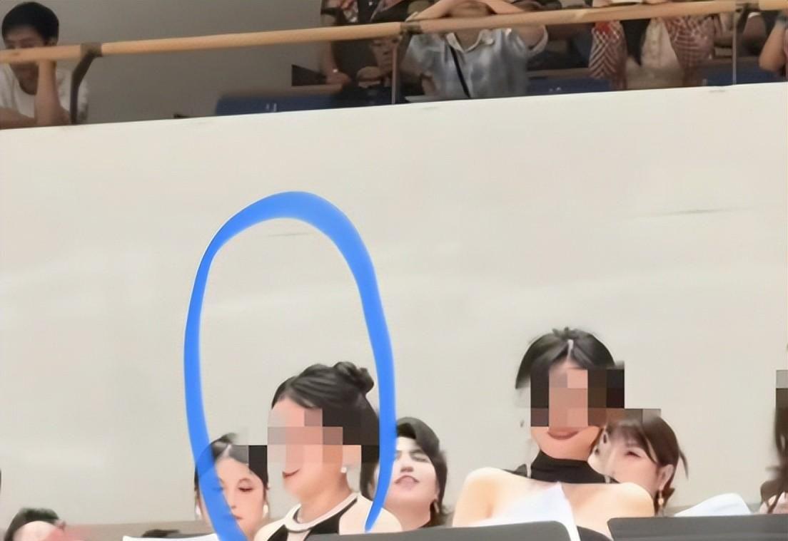 世界杯官方app下载入口-女子穿礼服退款后续：身份被扒已社死，工作被停职，商家准备起诉