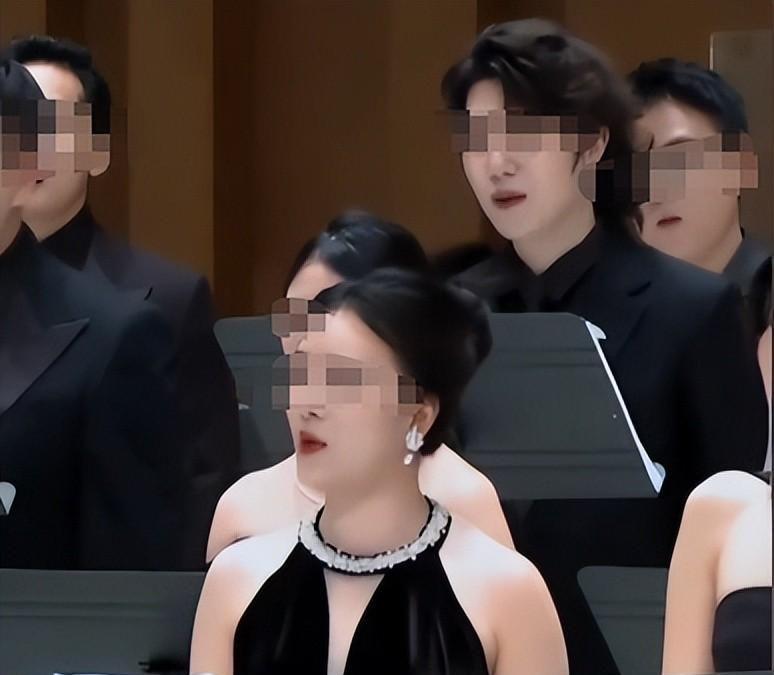 世界杯官方app下载入口-女子穿礼服退款后续：身份被扒已社死，工作被停职，商家准备起诉