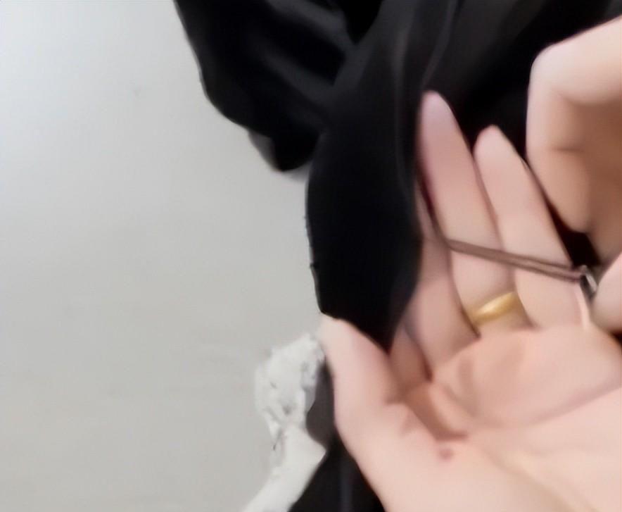 世界杯官方app下载入口-女子穿礼服退款后续：身份被扒已社死，工作被停职，商家准备起诉