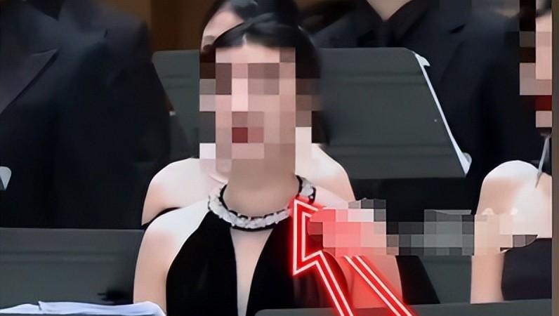 世界杯官方app下载入口-女子穿礼服退款后续：身份被扒已社死，工作被停职，商家准备起诉