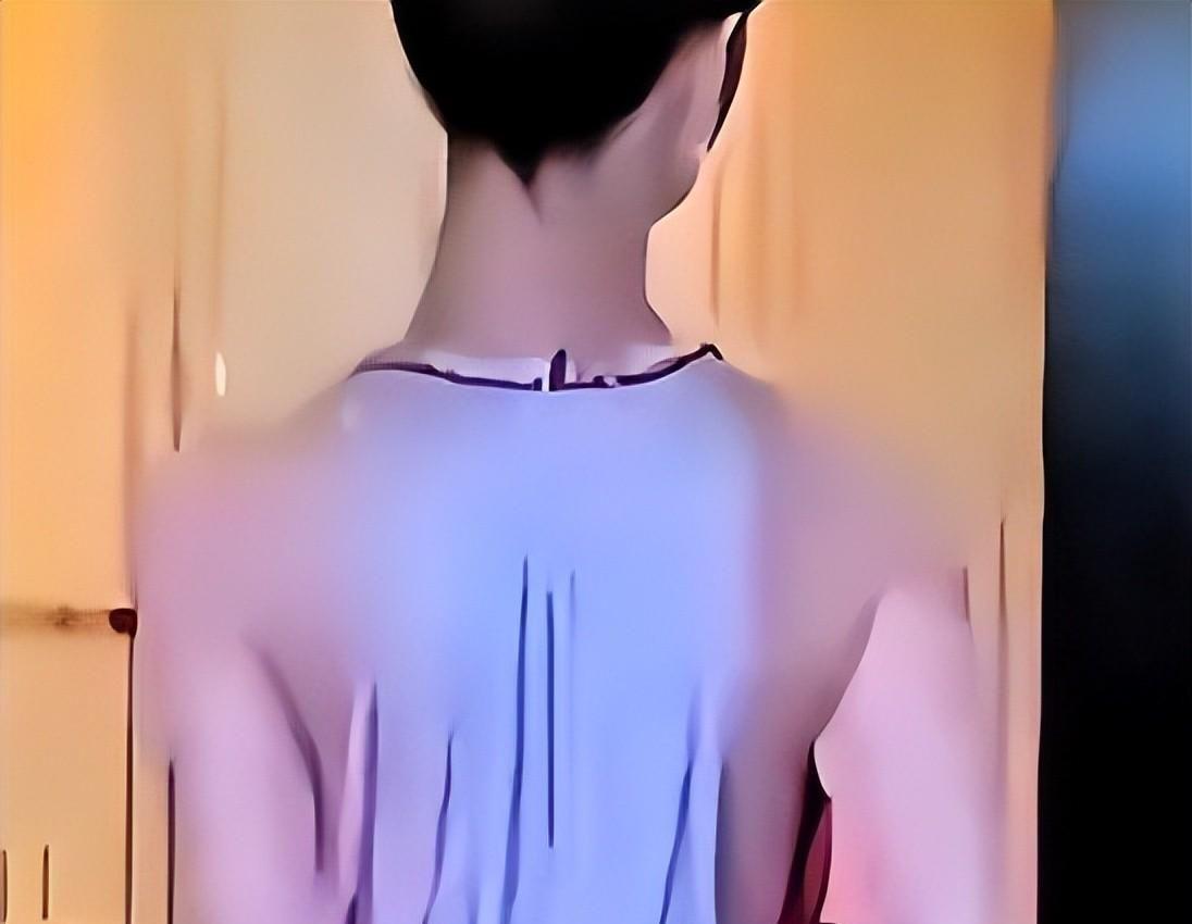 世界杯官方app下载入口-女子穿礼服退款后续：身份被扒已社死，工作被停职，商家准备起诉
